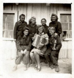 Mucsiak a 1034-es lágerben - egy megfakult csoportkép története